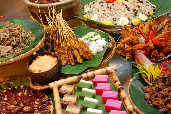 3-Hour Private Street Food Walking Tour in Kuala Lumpur - Chinatown bites: nasi lemak, ayam rendang, Teh Tarik, and cooling drinks