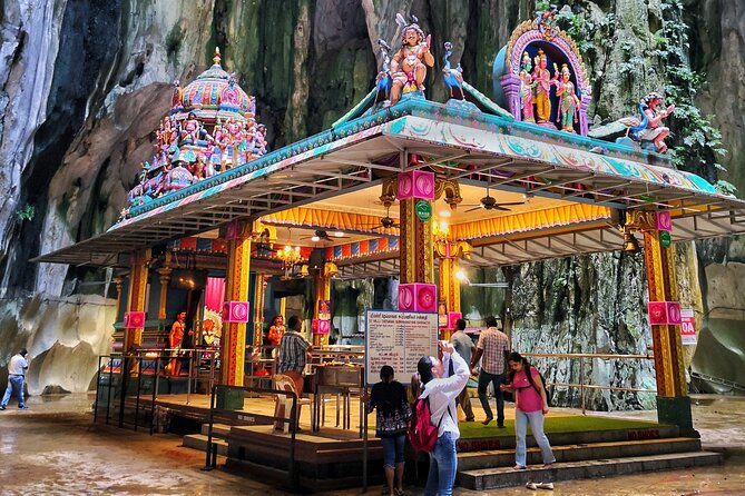 Batu Caves and Sari Experience with Batik Workshop - Weather, rain rules, and the gear you should pack