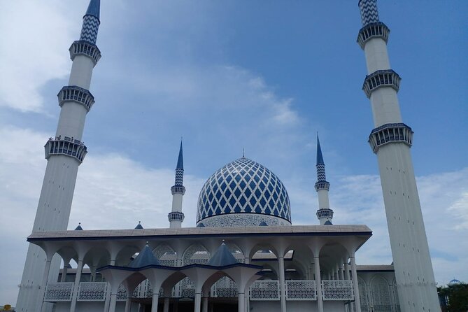 Blue Mosque And Batu Caves Private Tour from Kuala Lumpur - Stop 1: Sultan Salahuddin Abdul Aziz Shah Mosque, the Blue Mosque