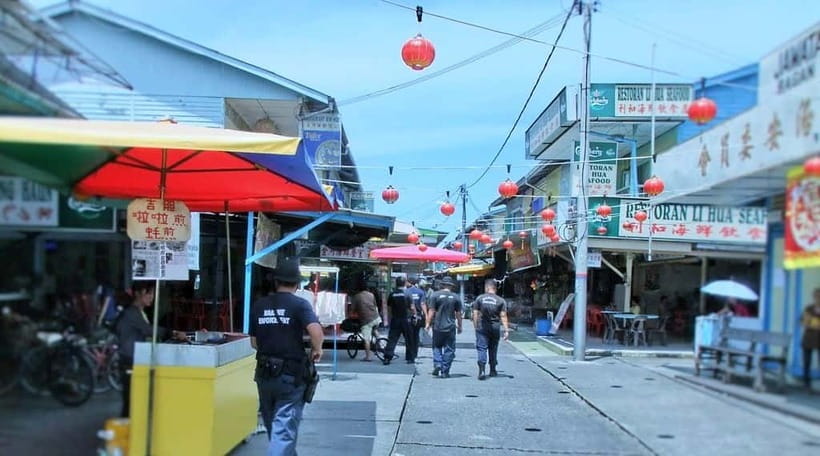 From Kuala Lumpur: Crab Island Tour with Seafood Lunch - Pulau Ketam without cars: bicycles, house painting, and easy exploring