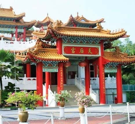From Kuala Lumpur: Crab Island Tour with Seafood Lunch - The photo stops on the way back: Selangor King Palace, Blue Mosque, Thean Hou Temple