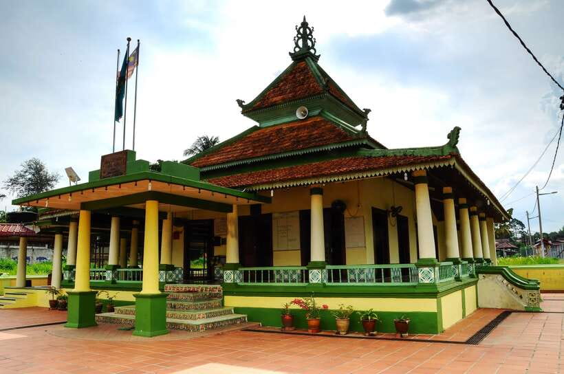 From Kuala Lumpur: Full-Day Historical Tour of Malacca - Cheng Ho connection plus Cheng Hoon Teng temple calm