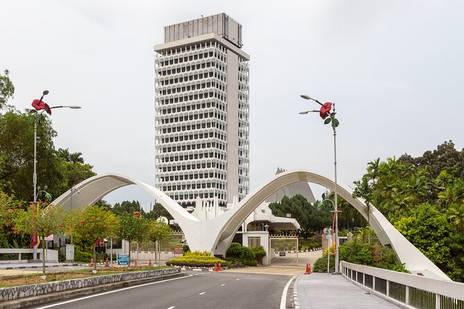 Full Day Kuala Lumpur City Tour with Petronas Twin Tower Tickets - River of Life, Jamek Mosque, and Parliament district sightlines