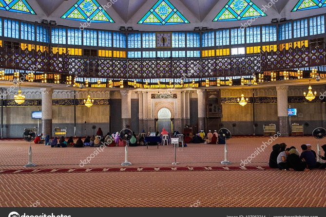 Half Day City Tour ( 4 hours ) - Petronas Twin Towers: quick photos, big payoff