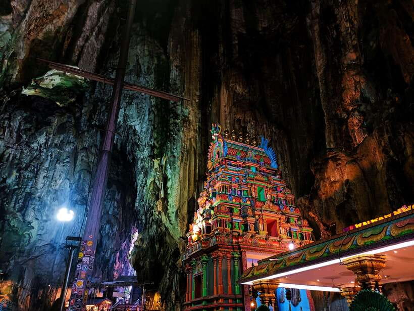 Kuala Lumpur: Batu Caves, Ramayana Caves & Kanching Falls - Batu Caves 272 steps, Murugan statue, and temple etiquette