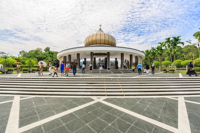 Kuala Lumpur City Highlights Group Tour - Stop 1: Istana Negara and what you can actually see