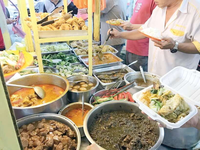 Kuala Lumpur: Evening Food Tour by Bike - Petronas Twin Towers as a backdrop, not the whole purpose