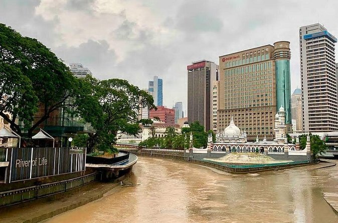 Kuala Lumpur InfoFun Walking Tour Experience - Afternoon option: food street strolling and a Petronas finish