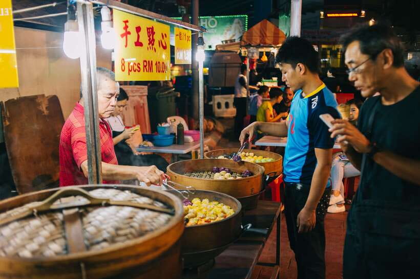Kuala Lumpur: Local Street Food Night Tour - Siew Bao and Curry Puff: What These Teach You About Malaysian Flavors