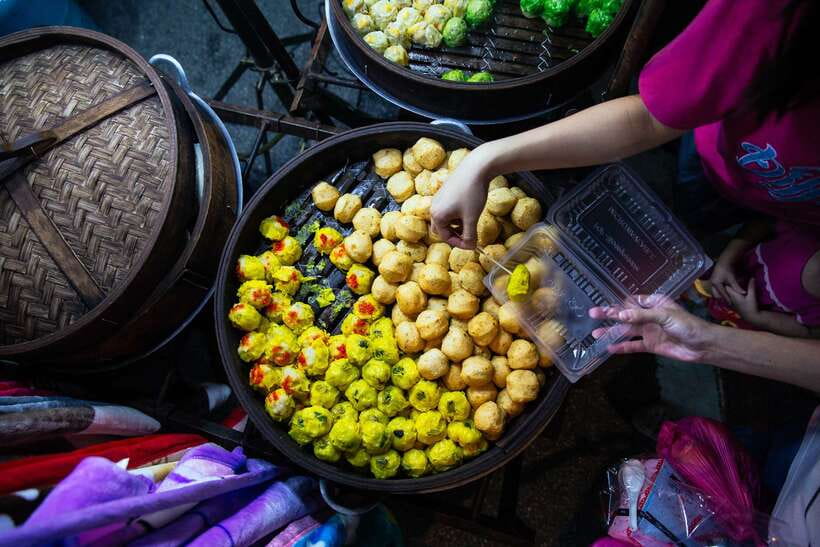 Kuala Lumpur: Local Street Food Night Tour - Meet at LOT 10, Then Start With Easy Conversation