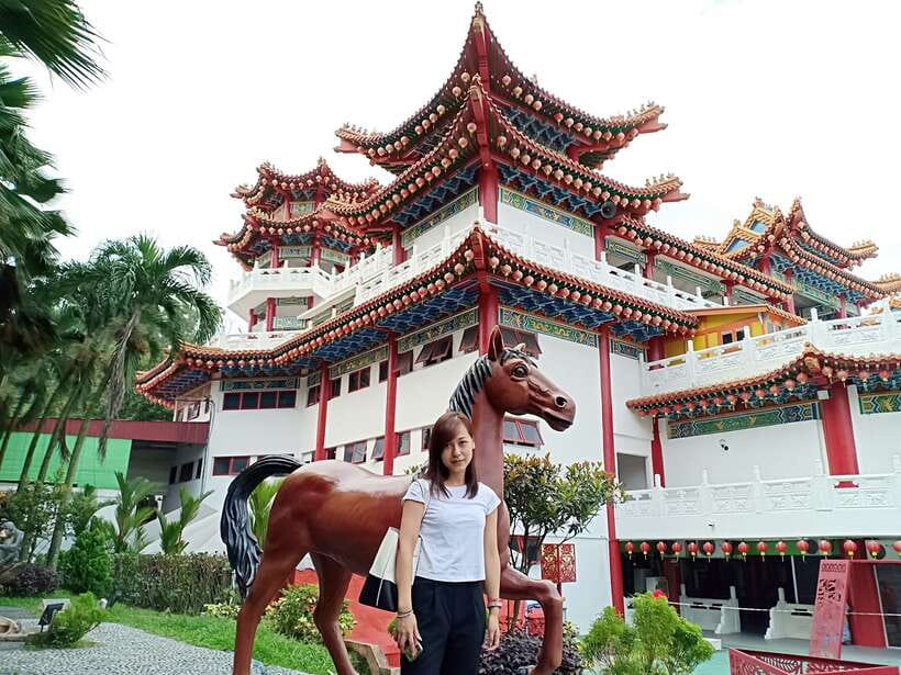 Kuala Lumpur: Private Batu Cave, National Mosque Tour, Lunch - Guides that make the tour feel personal, not scripted