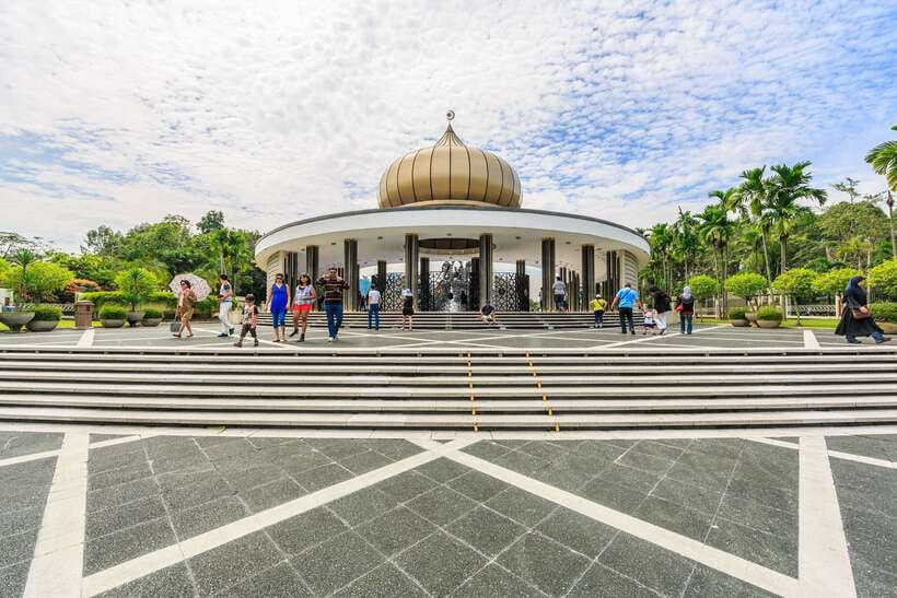 Kuala Lumpur: Private Full-Day 10 Wonders Tour - Petronas Twin Towers: Sky Bridge and observation deck views