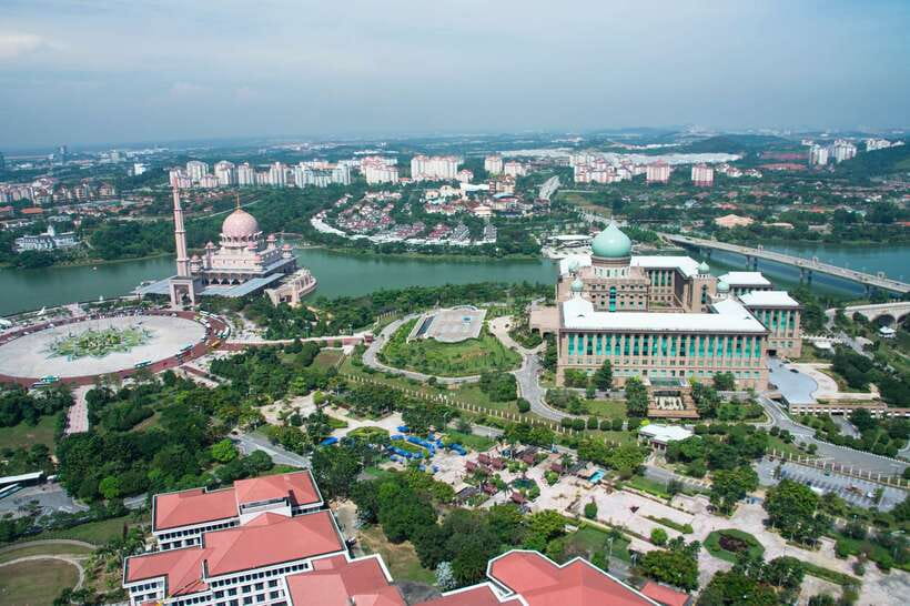 Kuala Lumpur: Putrajaya City Tour with Lake Cruise - Putrajaya’s Convention Centre Stop, Then Your View Changes