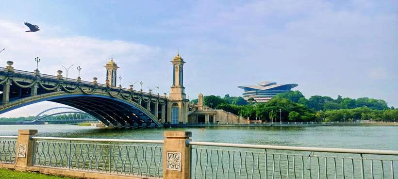 Kuala Lumpur: Putrajaya Tour with Traditional Boat Cruise - Prime Minister’s Office and official complexes, up close and readable