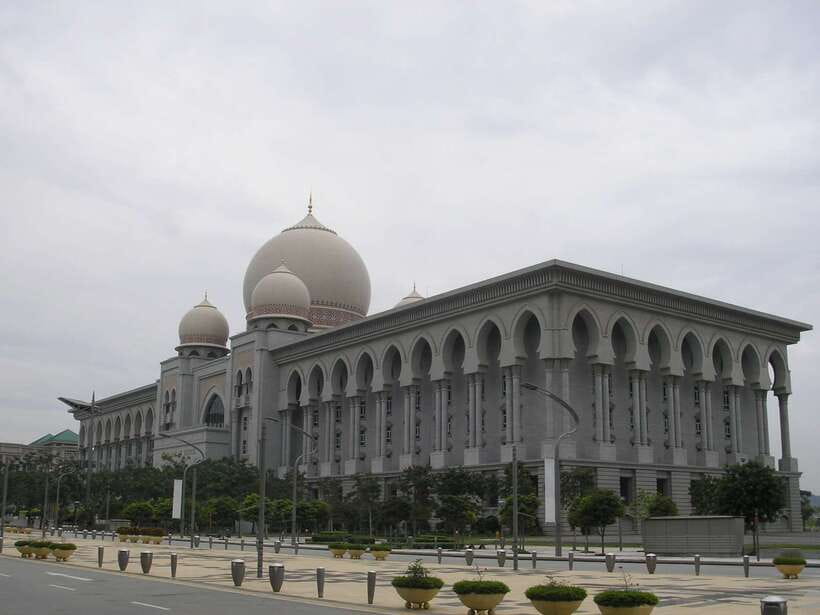 Kuala Lumpur: Putrajaya Tour with Traditional Boat Cruise - The pink dome moment: Putra Mosque beside the lake