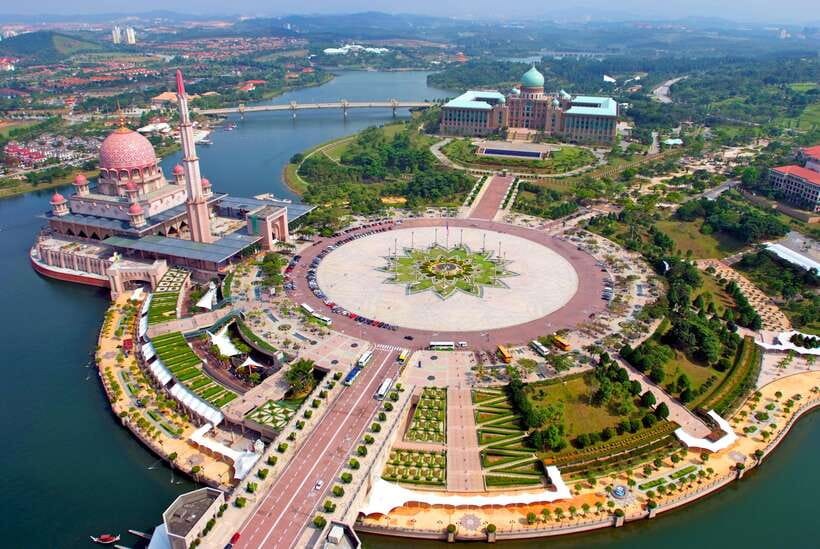 Kuala Lumpur: Putrajaya Tour with Traditional Boat Cruise - Palace of Justice and the Federal Court stop, architecture with purpose
