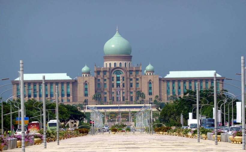 Kuala Lumpur: Putrajaya Tour with Traditional Boat Cruise - Putrajaya International Convention Centre, a quick hilltop viewpoint
