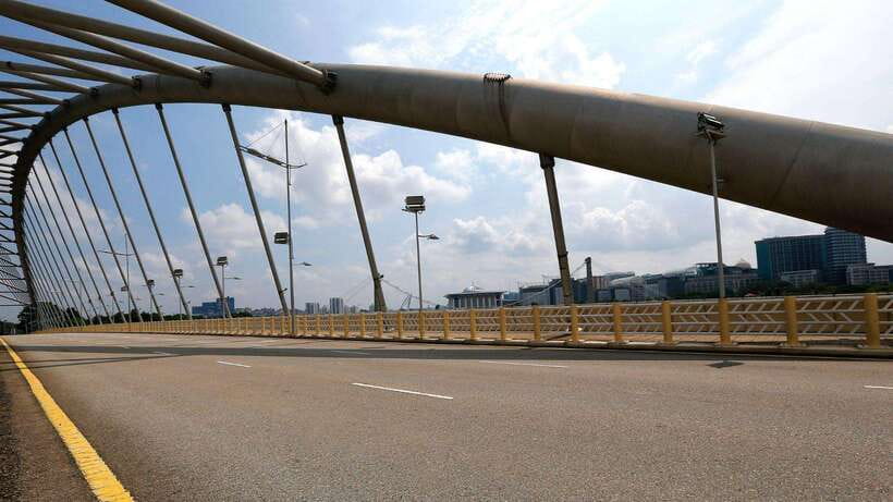 Kuala Lumpur: Putrajaya Tour with Traditional Boat Cruise - Putra Square, the photo-friendly gateway to Putrajaya
