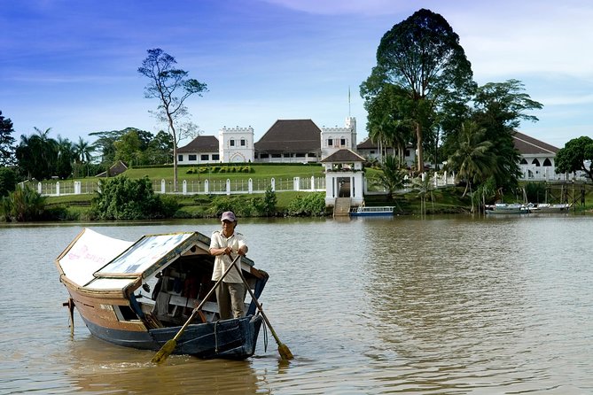 Kuching City Tour - Tua Pek Kong Chinese Temple, State Mosque, and the Astana: seeing Sarawak through architecture