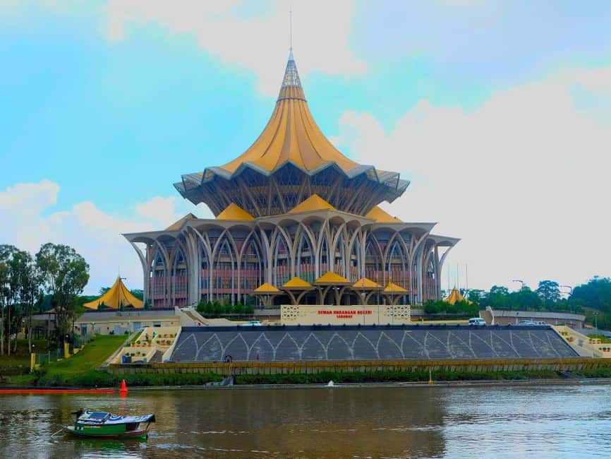 Kuching: Walking Tour with Sampan Boat Ride and Lunch - Starting at the Kuching Word Sign, then letting the river set the tone