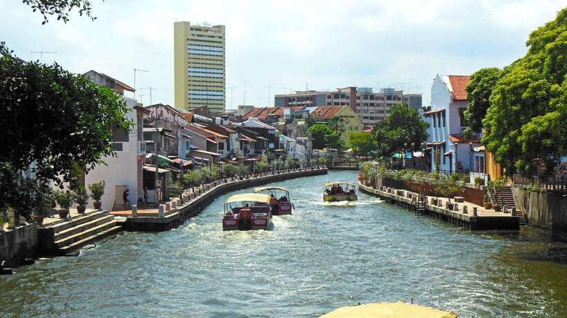 Malacca & Putrajaya Tour - Crossing to Putrajaya: Modern Architecture in a Calm Setting