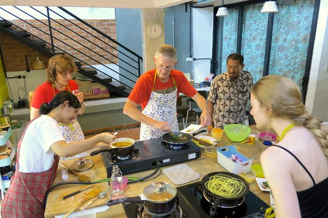 Market Visit & Private Hands-on Cooking Class at Daun Senja - Private Time with Patricia and Kingston: How the Teaching Works