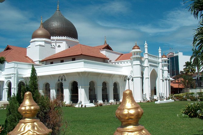 Penang Half Day City Tour Including Tropical Spice Garden - Dhammikarama: colorful stupas and the hush effect