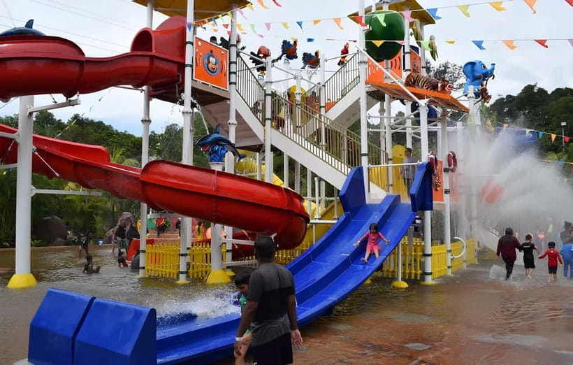 Perak: Bukit Merah Laketown Waterpark Admission Ticket - Entering at the ticketing counter, then taking control of your day
