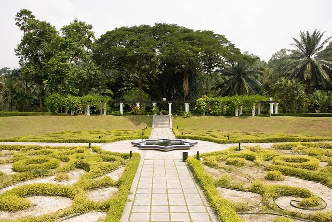 Private Day Kuala Lumpur Photographic Tour With Petronas Twin Tower & Batu Caves - Stop 4: Lake Gardens and the Orchid Gardens photo breaks