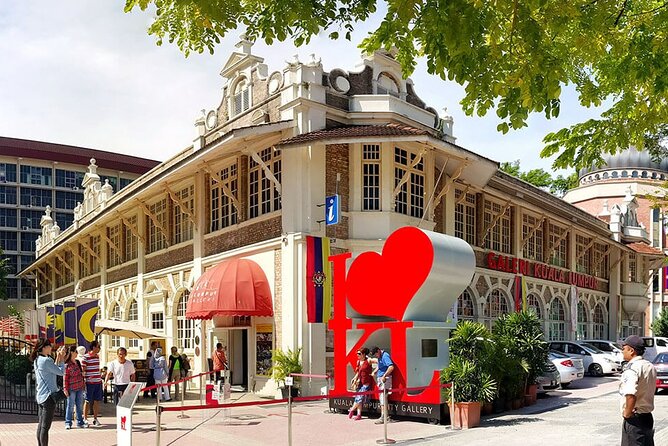 Private FullDay Tour includes Petronas Twin Towers & Batu Caves - National Monument, Istana Negara, and Thean Hou Temple: Three Different Facets of Identity