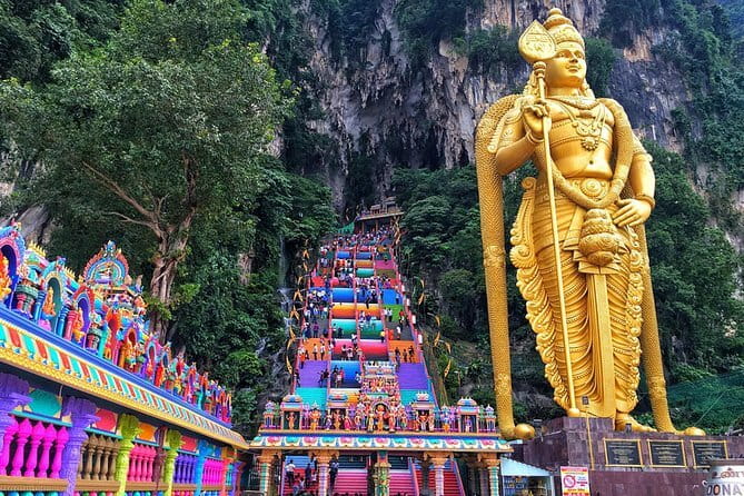 Private Kuala Lumpur City Tour : Petronas Twin Tower & Batu Caves - Istana Negara and Thean Hou Temple: royal presence and ornate Chinese worship
