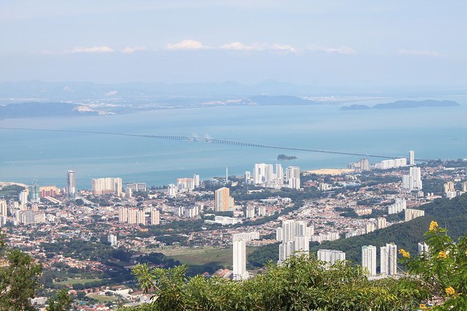 Private Penang Hill and Temple - Kek Lok Si highlights: Goddess of Mercy, Thousand Buddha Pagoda, and the turtle pond