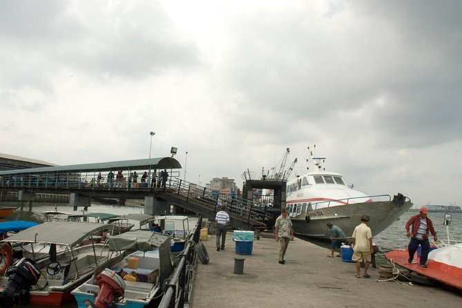 Private Tour: Crab Island Sightseeing Boat Ride and Seafood Lunch - Key highlights at a glance