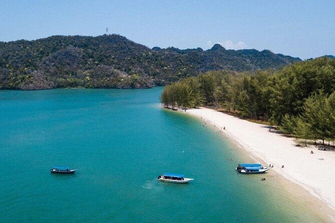 Private Tour to Langkawi Cable Car & Tanjung Rhu Beach - Stop 5 and 6: 3D Art in Paradise and Oriental Village, where the photos get silly