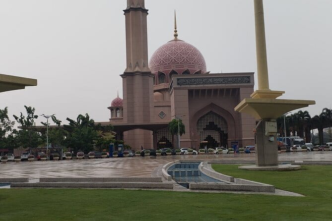 Putrajaya Tour From Kuala Lumpur Includes Batu Caves - Putra Mosque: the principal mosque and its 1997-1999 timeline