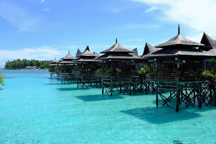 Semporna: Mabul and Kapalai Trip in Snorkel or Dive & Lunch - Mabul Water Bungalows and the Water Village Break, Plus the 50 MYR Entrance Fee