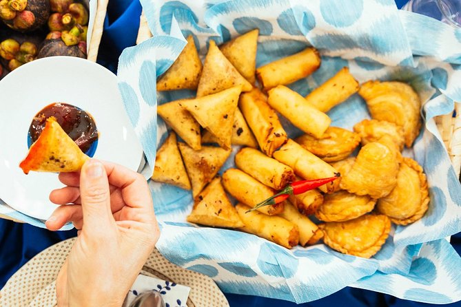 The 10 Tastings of Kuala Lumpur With Locals: Private Street Food Tour - Guan Di Temple and Sri Maha Mariamman Temple: food context, not just photos